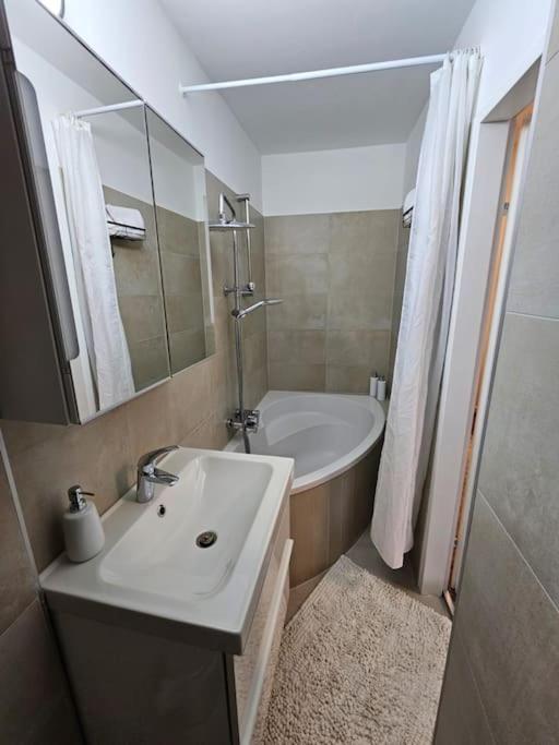 Affordable Suite In Vienna'S Hotpoint Viena Exterior foto
